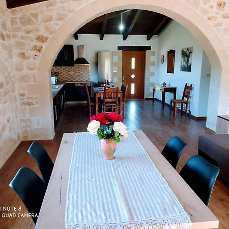 Traditional Villa In Pemonia Exterior photo