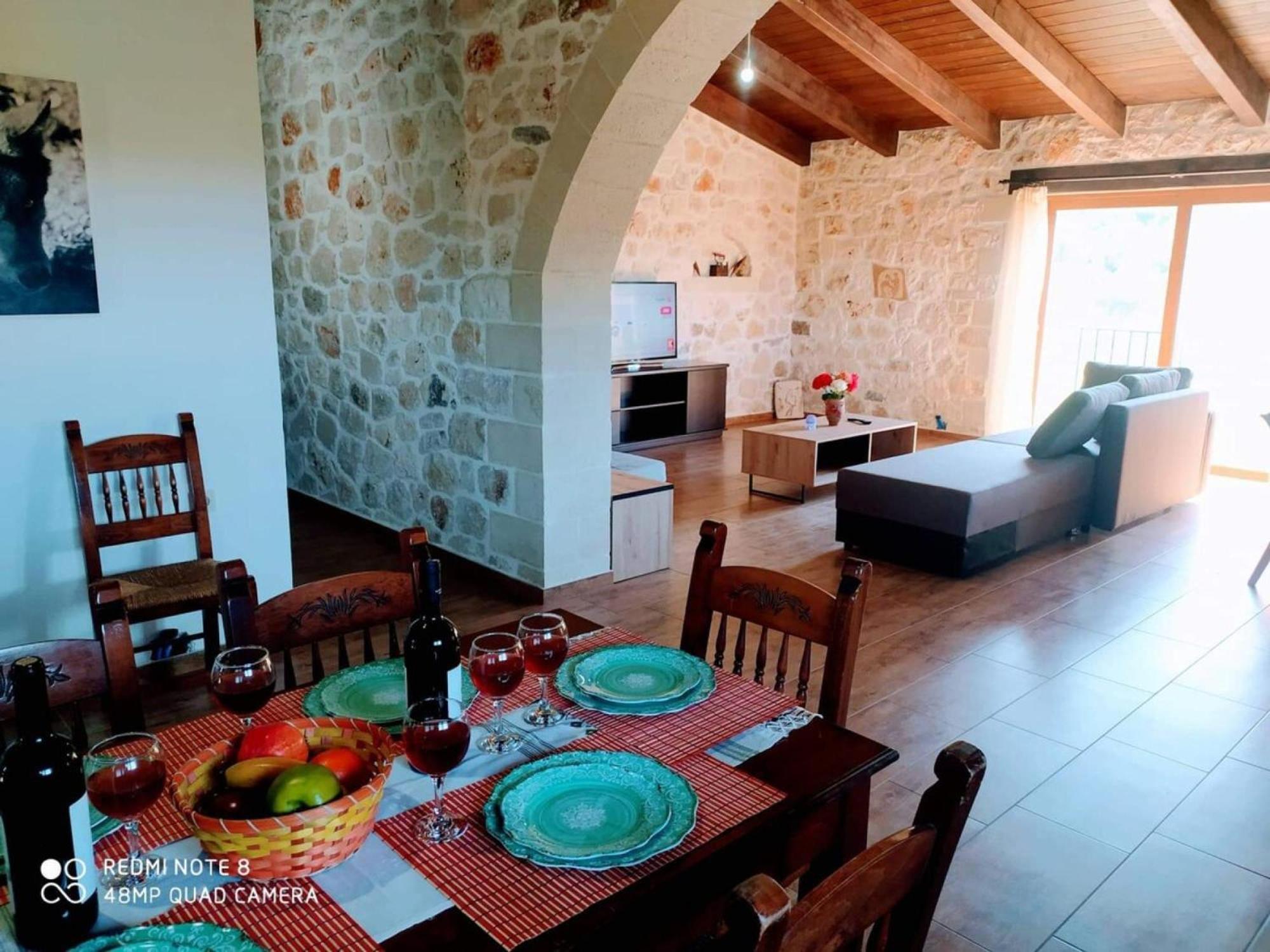 Traditional Villa In Pemonia Exterior photo